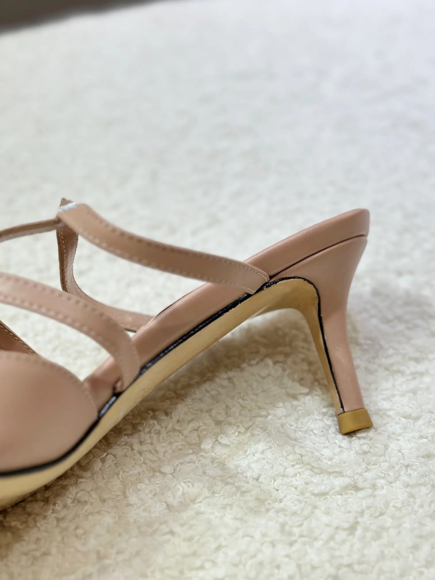 👟👟Ex-factory price 540👟👟 🛒 VALENTINO 2024 latest ROCKSTUD rivet decorated three-strap back hollow sandals🔥🔥🔥 🕳️🕳️🕳️ ●━━━━━━─────────✔Exclusive original 1-1 development, no product without original version (made entirely of genuine leather🉑️Shop around) 〰 ɪɴѓᴏʀᴍᴀᴛɪᴏɴ 〰 Buckle: Pyramid rivet 0.5X0.5 hardware Material: calfskin + pyramid rivets Lining: full-grain sheepskin Outsole: Italian through-dyed cowhide Midsole: Italian original craft material Process: computer stitching, machine shaping Heel height: 6.0cm Color: black, off-white, apricot powder Ready stock code: 35 36 37 38 39 Ready stock Customized code: 34 40 41 No return or exchange